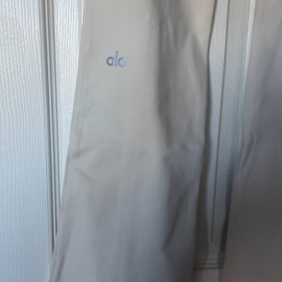 Alo Yoga Airbrush High-Waist Flutter Legging - Ivory - Picture 8 of 11